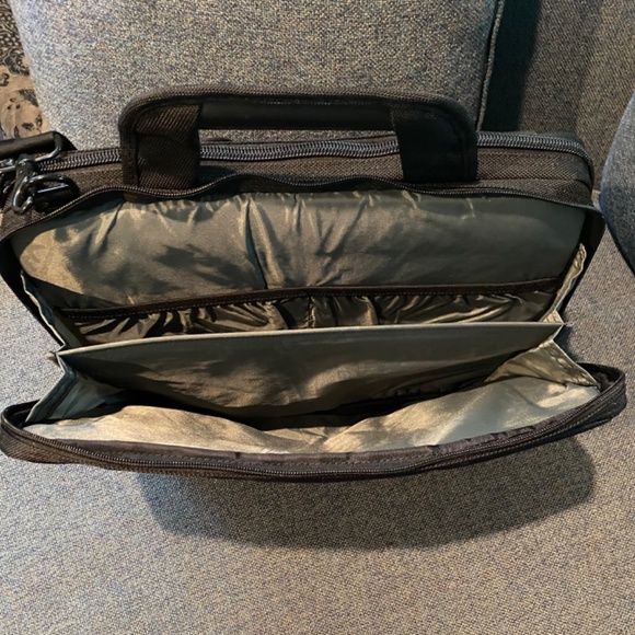 Brenthaven 16” x 13 1/2” Computer Bag Lightweight  Black Like New, Luggage strap - Picture 9 of 14